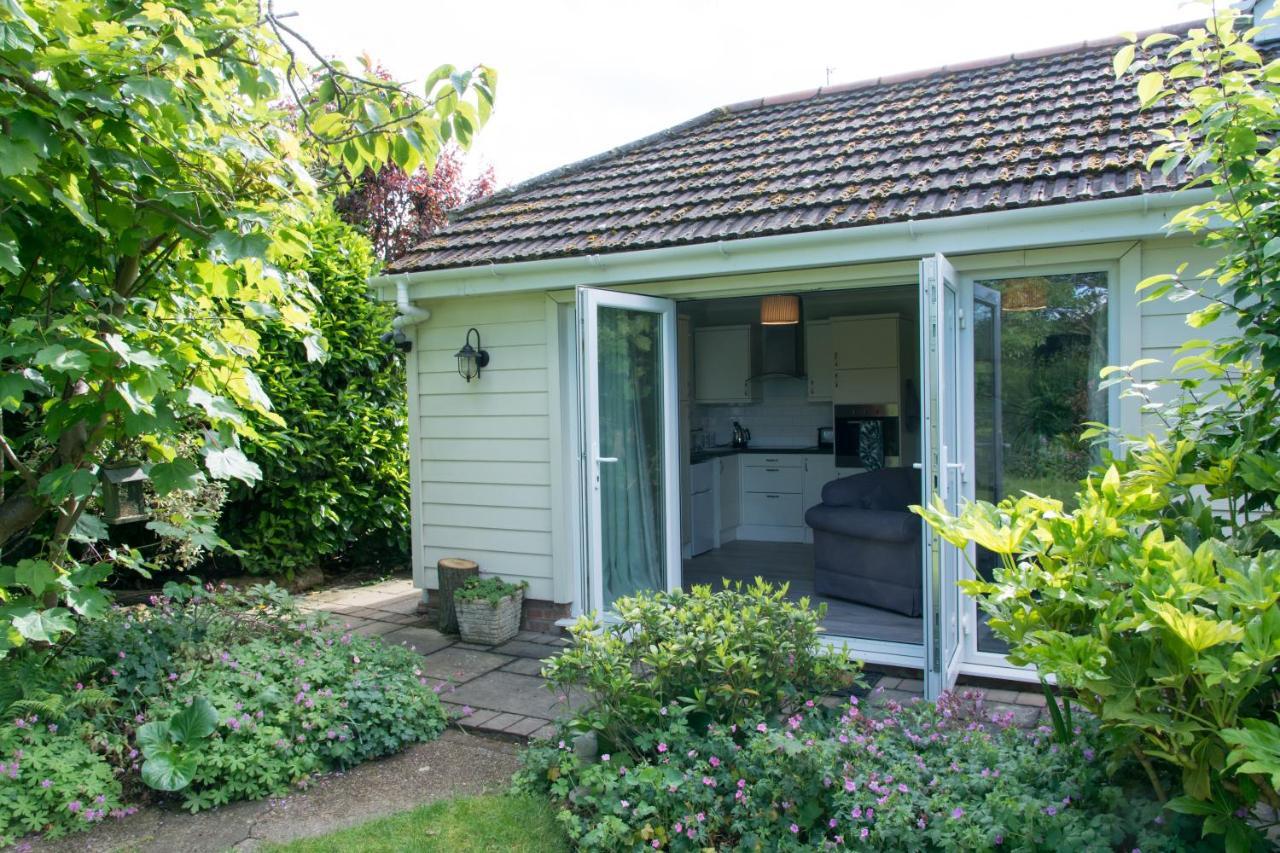 Luxury Self Catering With Cosy Cabin & Sauna In Colchester Exterior photo