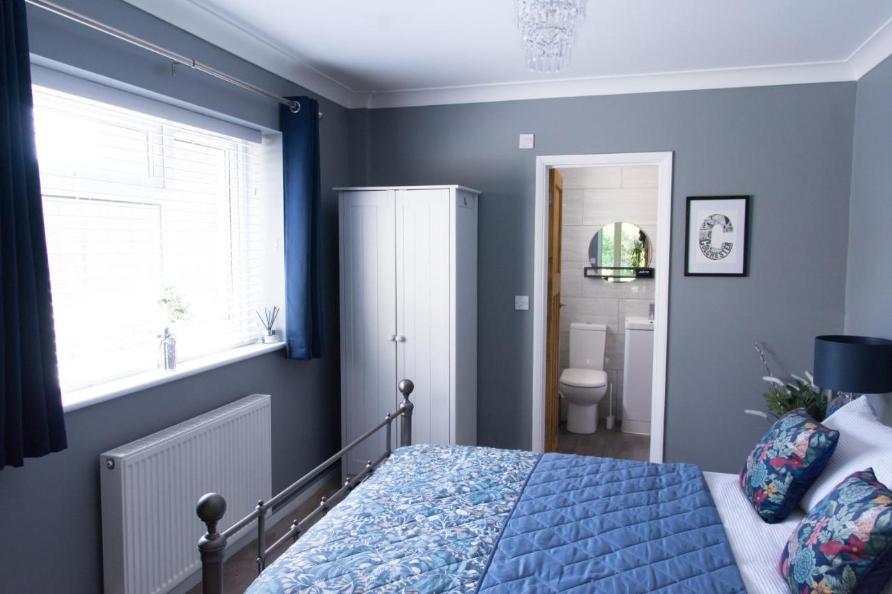 Luxury Self Catering With Cosy Cabin & Sauna In Colchester Exterior photo