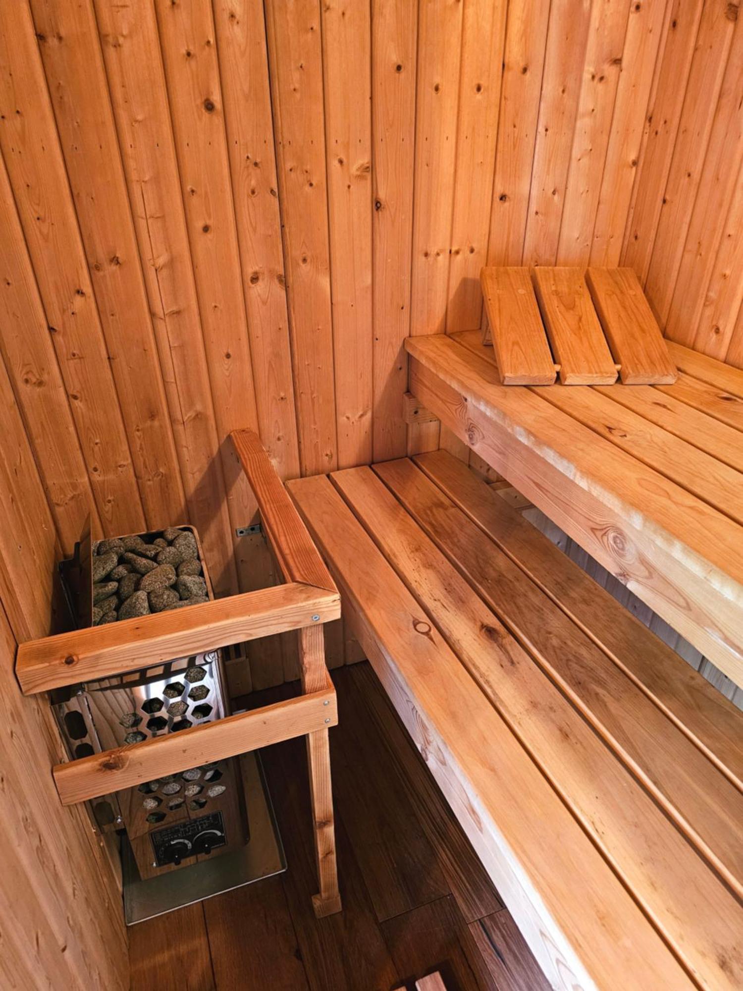 Luxury Self Catering With Cosy Cabin & Sauna In Colchester Exterior photo